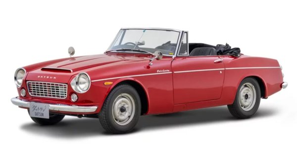 През десетилетията името Fairlady е било прикрепено към редица спортни коли Nissan и Datsun, като един от първите примери е Datsun Fairlady 1500. Представен на автомобилното изложение в Токио през 1961 г., Nissan твърди, че Fairlady 1500 е първият напълно модерен японски спортен автомобил. Той също изиграва ключова роля в ранния японски моторен спорт, със състезателна версия на автомобила, която печели първото в историята Гран При на Япония в Сузука през 1963 г.
Моделът е базиран на шасито на Datsun 310 и включва двигателя от Nissan Cedric, който според Nissan е с около 80 к.с.
Стилът му е доста различен от предишните автомобили на Nissan, като до голяма степен дизайнът е заимстван от  британските спортни автомобили, произведени от компании като MG и Triumph. Въпреки това ранните бройки 1500 се отличават с това, че са продавани като триместни, като третата седалка е разположена зад шофьора под прав ъгъл. Автомобилът продължава да се произвежда до 1970 г., с голямо обновяване през 1967 г.
